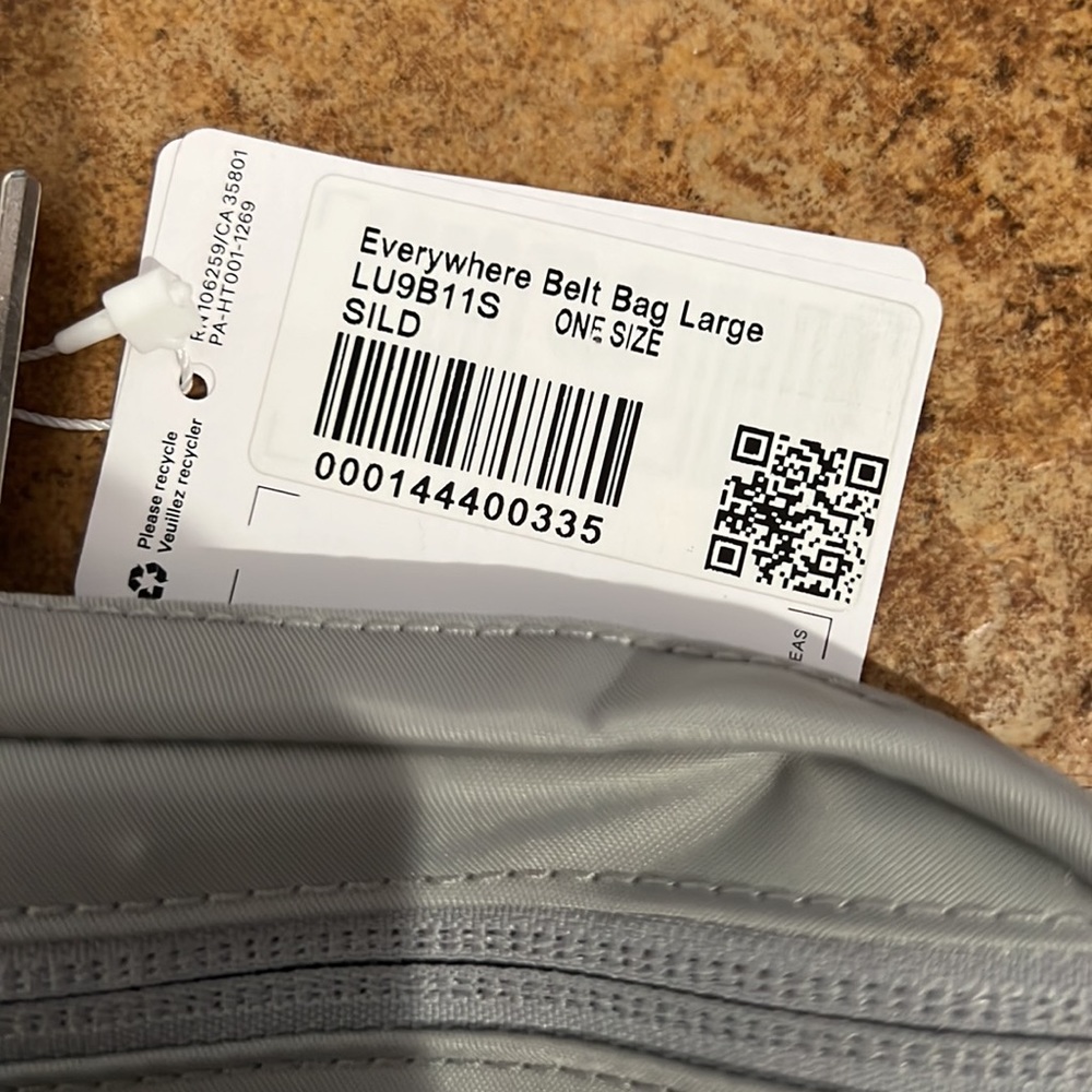 NWT Large Everywhere Belt Bag in Silver Drop! - Picture 4 of 10